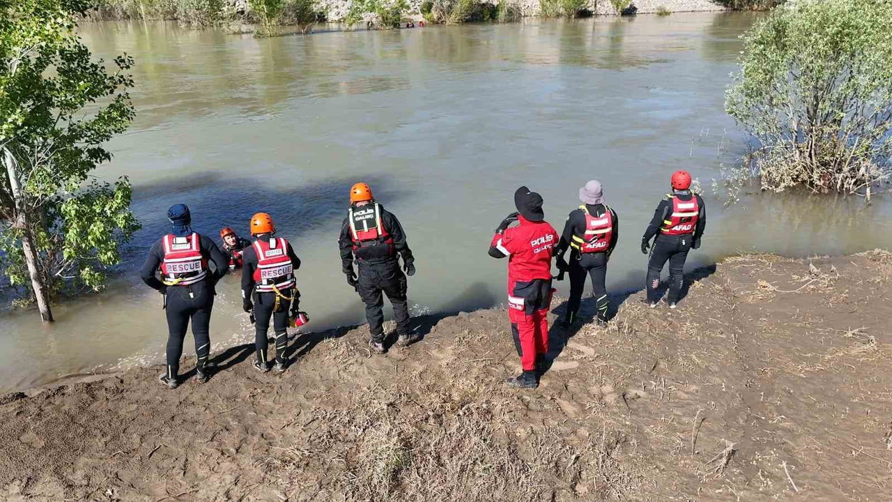 KELKİT ÇAYI'NA ATLADIĞI İLERİ SÜRÜLEN 16 YAŞINDAKİ KIZI ARAMA ÇALIŞMALARI 20'NCİ GÜNÜNDE DE...