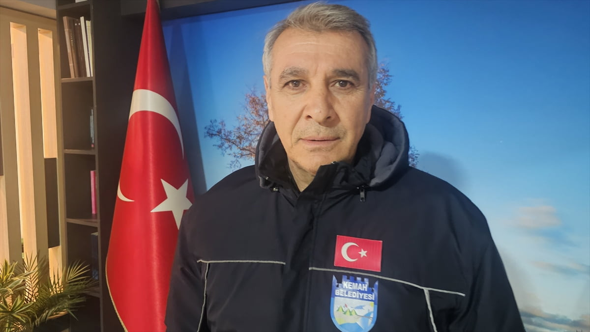 Kemah Belediye Başkanı Cevdet Bayram, Erzincan'ın Kemah ilçesinde saat 14.16'da meydana gelen 4,9...