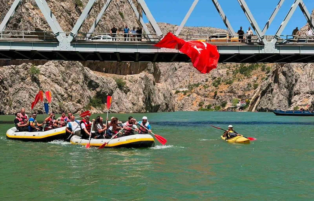 KEMALİYE'DE SU SPORLARI TUTKUNLARI FIRAT'TA BULUŞTU