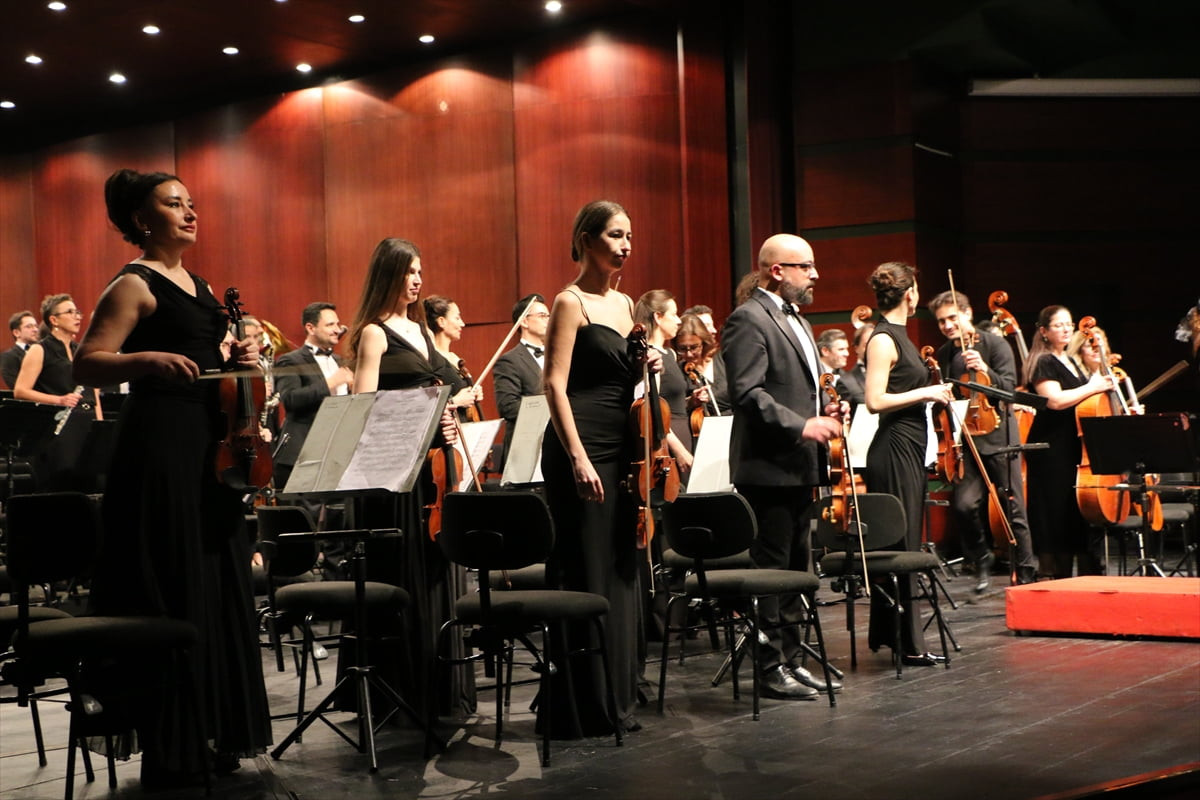 Keman virtüözü Elvin Hoxha Ganiyev, Eskişehir Büyükşehir Belediyesi Senfoni Orkestrası eşliğinde 6...