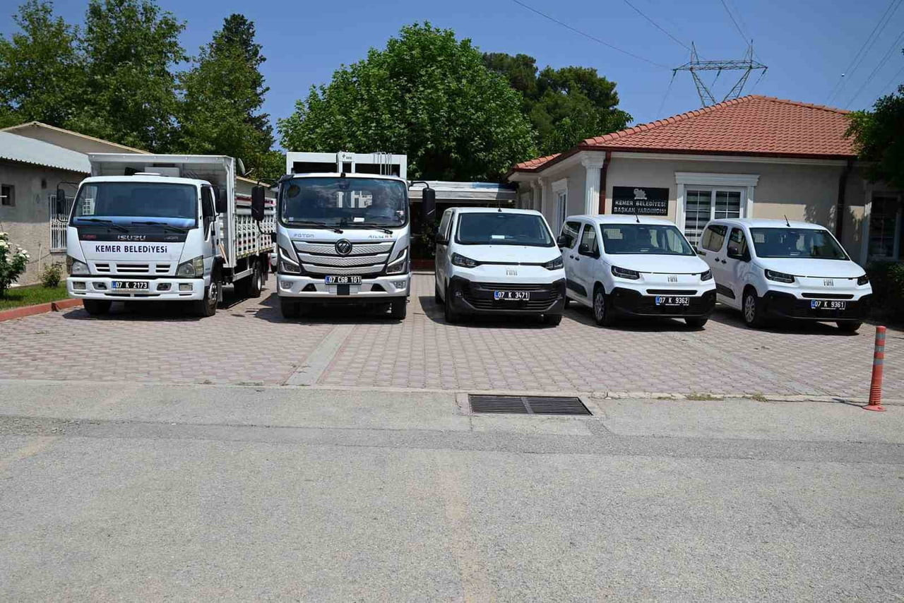 KEMER BELEDİYESİ, KEMER HALKINA DAHA HIZLI VE ETKİLİ HİZMET VEREBİLMEK AMACIYLA ARAÇ FİLOSUNU...