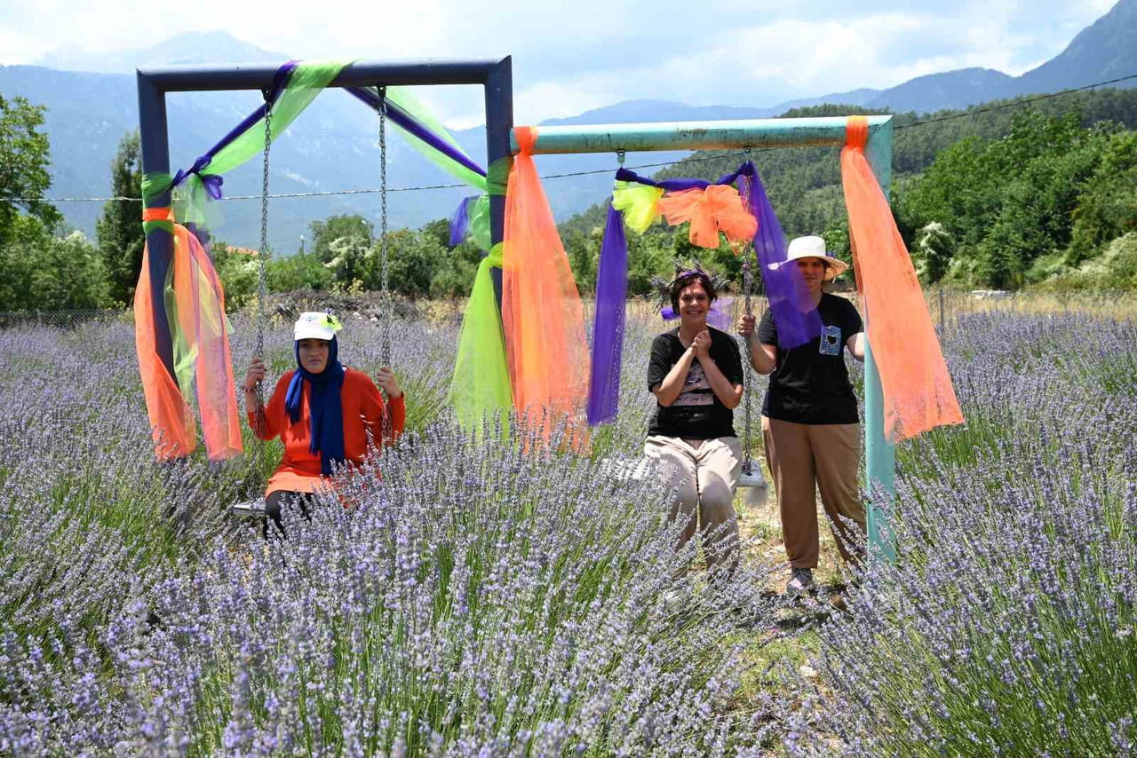 KEMER BELEDİYESİ MOLA EVİ’NDE SOSYAL AKTİVİTELERE KATILAN ÖZEL BİREYLER VE AİLELERİ, YARIN...