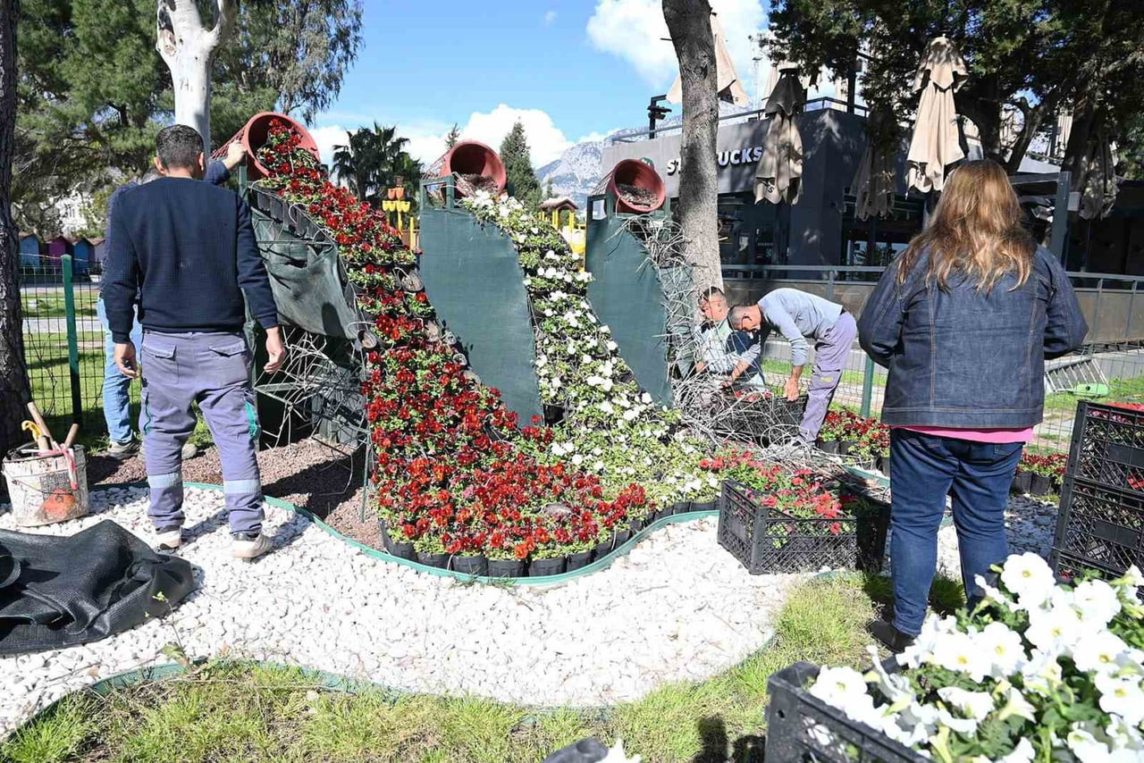 KEMER GENELİNDE PETUNYA ÇİÇEKLERİYLE PEYZAJ DÜZENLEMELERİ GERÇEKLEŞTİRİLİYOR.