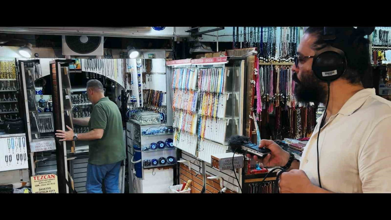 KEMERALTI’NIN KALABALIĞI, KONAK MEYDANI’NIN UĞULTUSU VE URLA KIYILARINDA DALGALARIN RİTMİ İZMİR’İN...