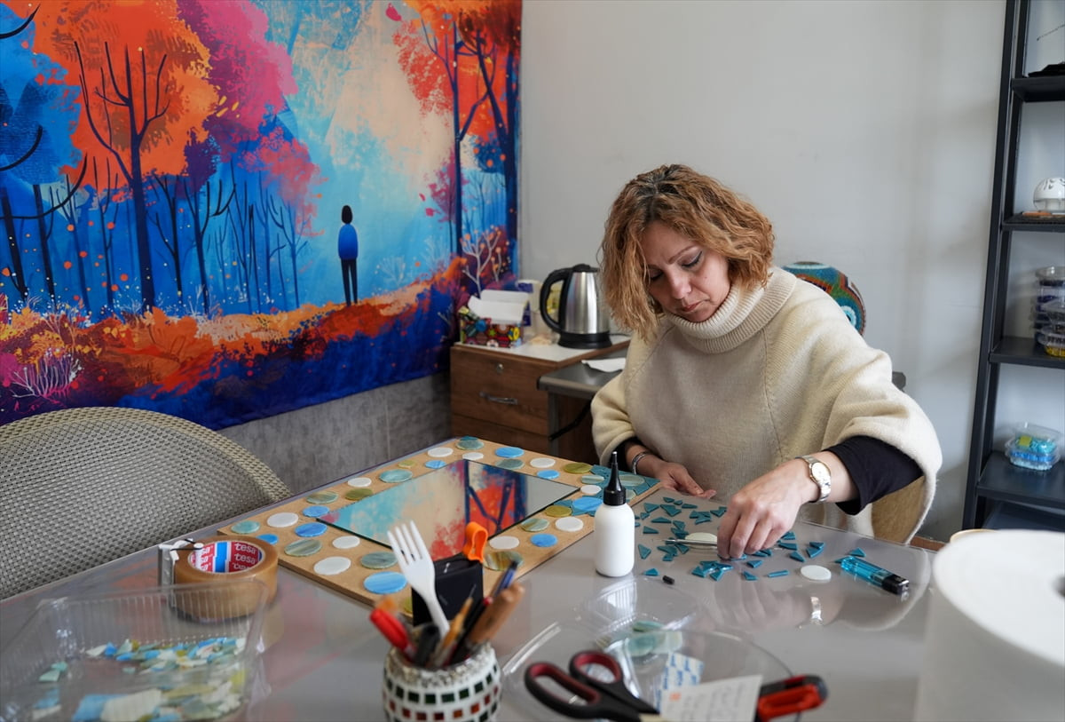 Kendi atölyesinde mozaik sanatıyla dekoratif objeler hazırlayan Serra Hale Özkan, el yapımı...