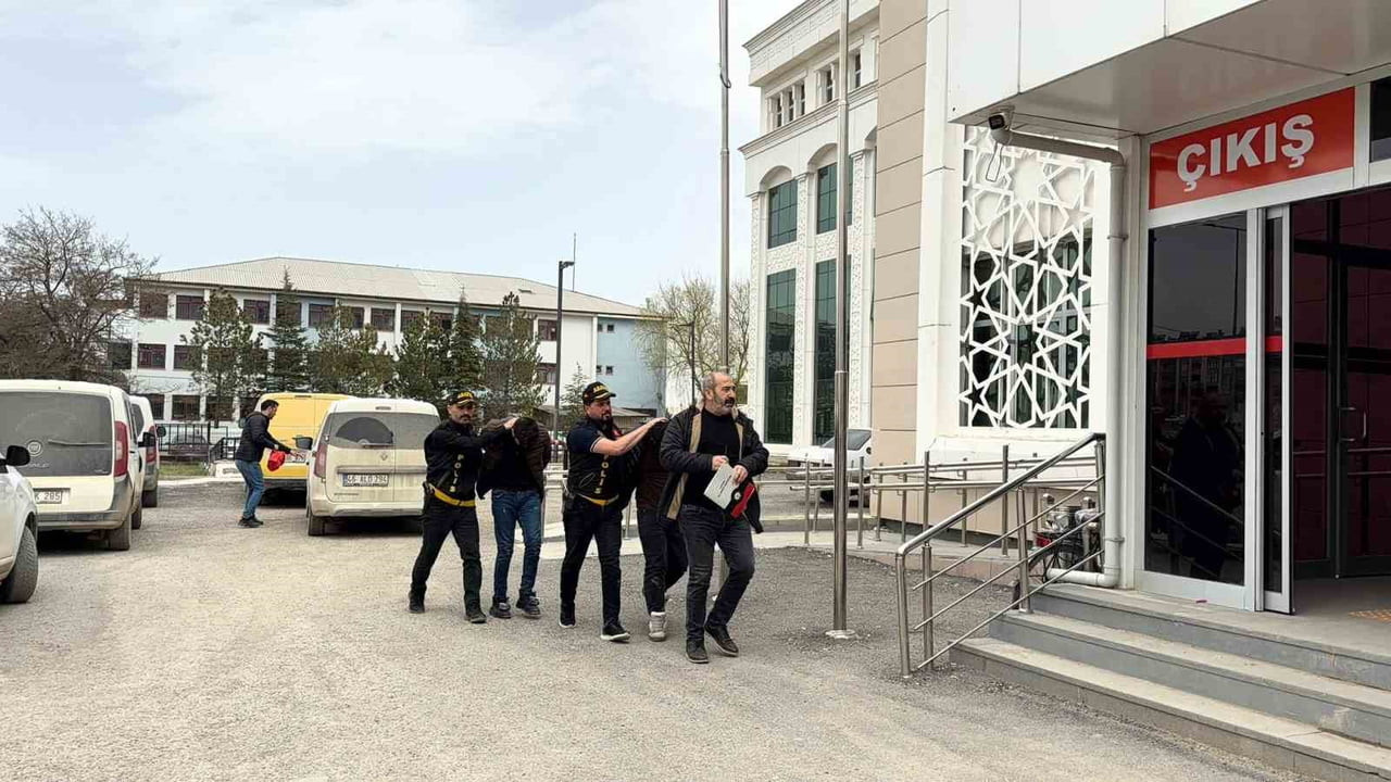 KENDİSİNİ POLİS OLARAK TANITIP TELEFONLA YÖNLENDİRME YAPTIĞI BELİRLENEN İ.A. (31) İLE ARAÇLA...