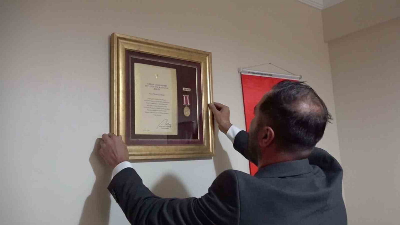 KENDİSİNİ "ŞEHİTLİĞE YETİŞEMEYENLER" OLARAK GÖRDÜĞÜNÜ BELİRTEN ÇETİNKAYA, DEVLET ÖVÜNÇ MADALYASINI...