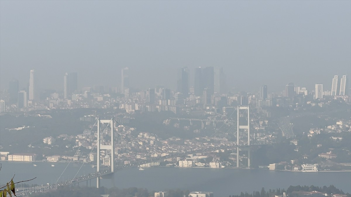 Kent genelinde etkisini gösteren sis, özellikle İstanbul Boğazı ve çevresinde yoğunlaştı. Sis, 15...