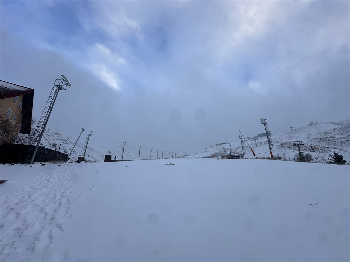 Kent genelinde sabah saatlerinden itibaren etkili olan sağanak, yüksek kesimlerde yerini kara...