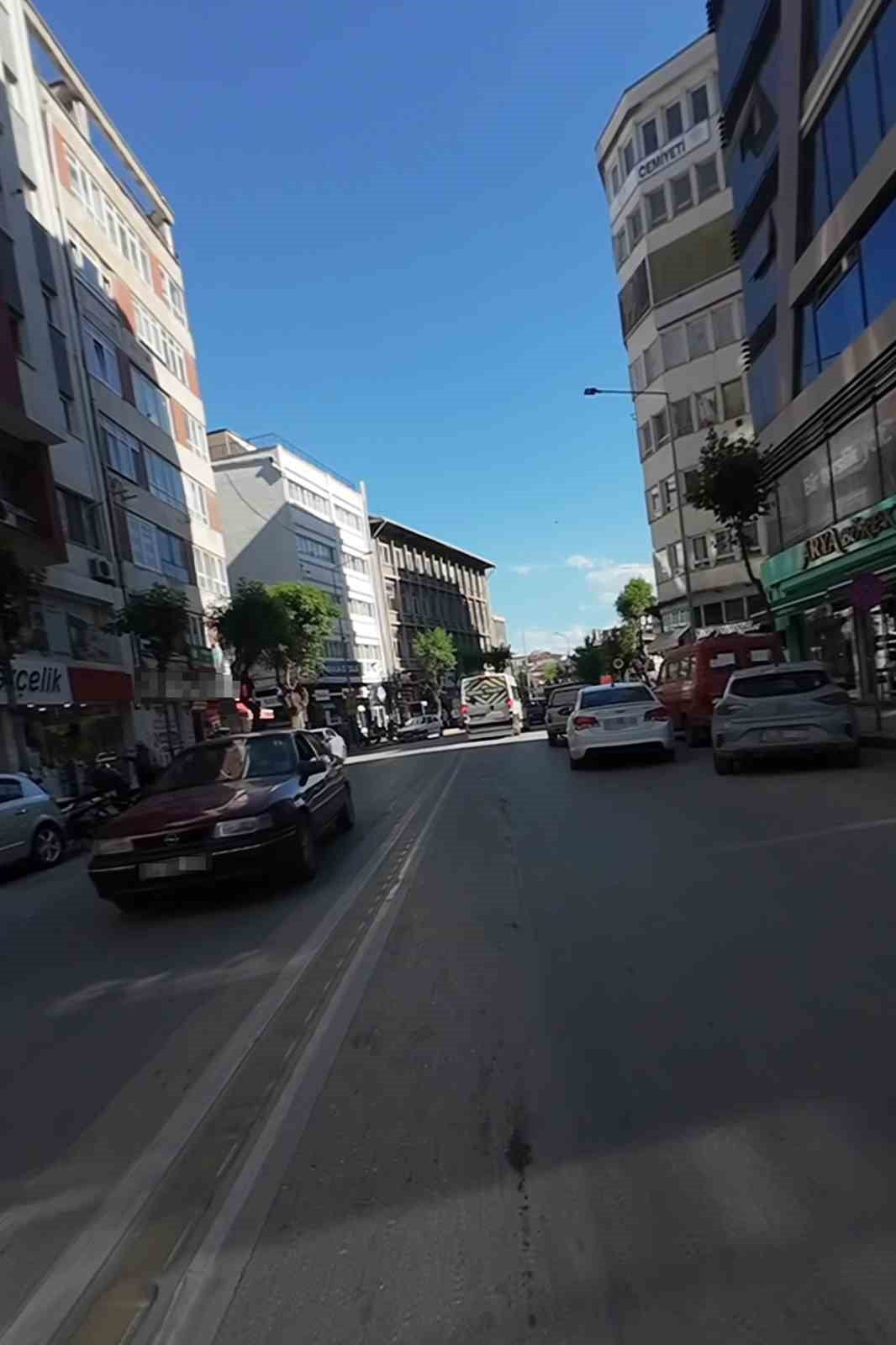 KENT MERKEZİNDE BULUNAN BİR CADDE ÜZERİNE DÖRTLÜ FLAŞÖRLERİNİ YAKIP DURAKSAYAN VE TRAFİĞİN AKIŞINI...