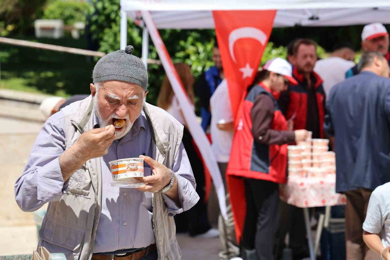 KENT MERKEZİNİN YANI SIRA BİRÇOK İLÇEDE DE AŞURE DAĞITILDI.