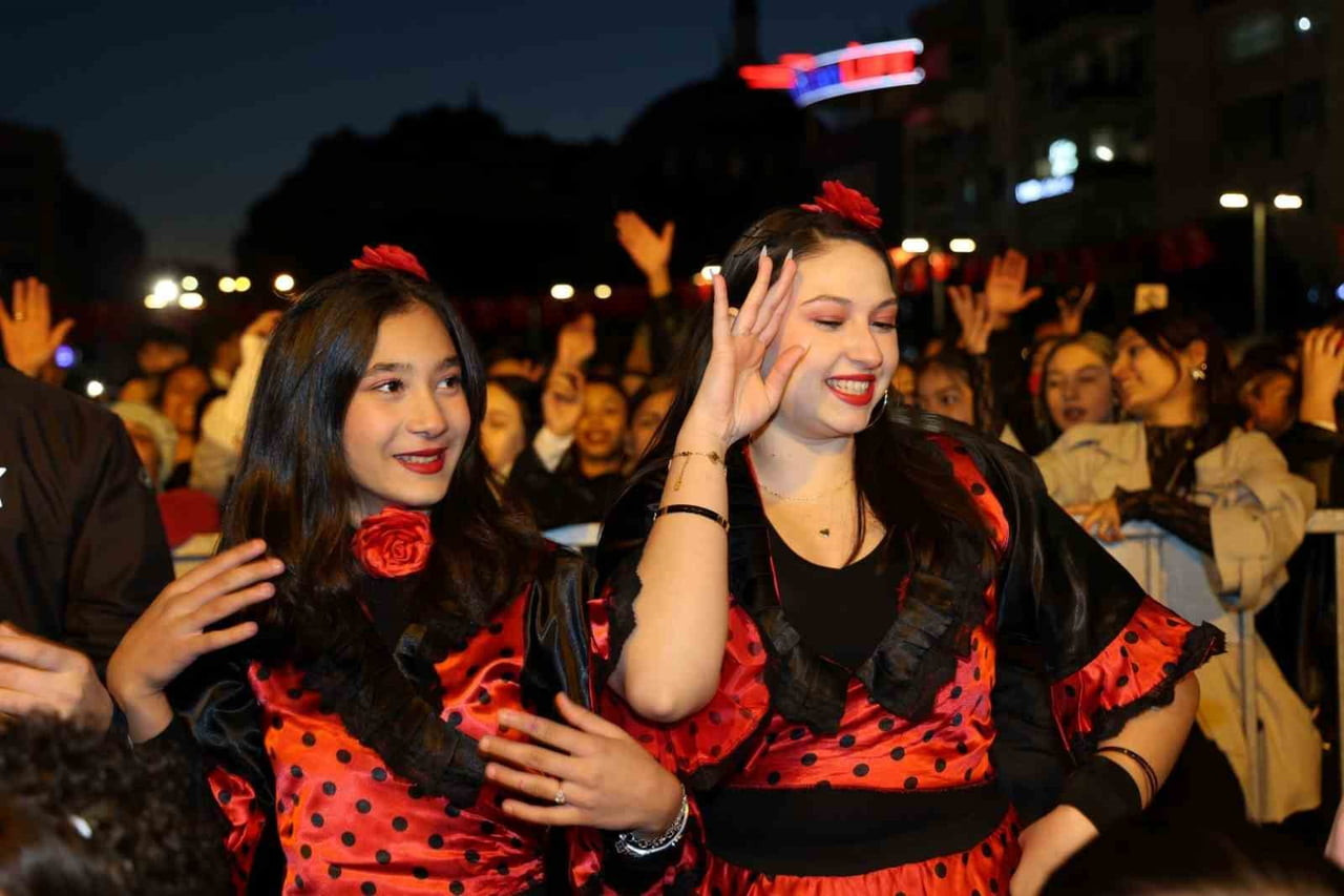 KENT MEYDANI’NDAKİ PROGRAMA KATILIM YOĞUN OLDU