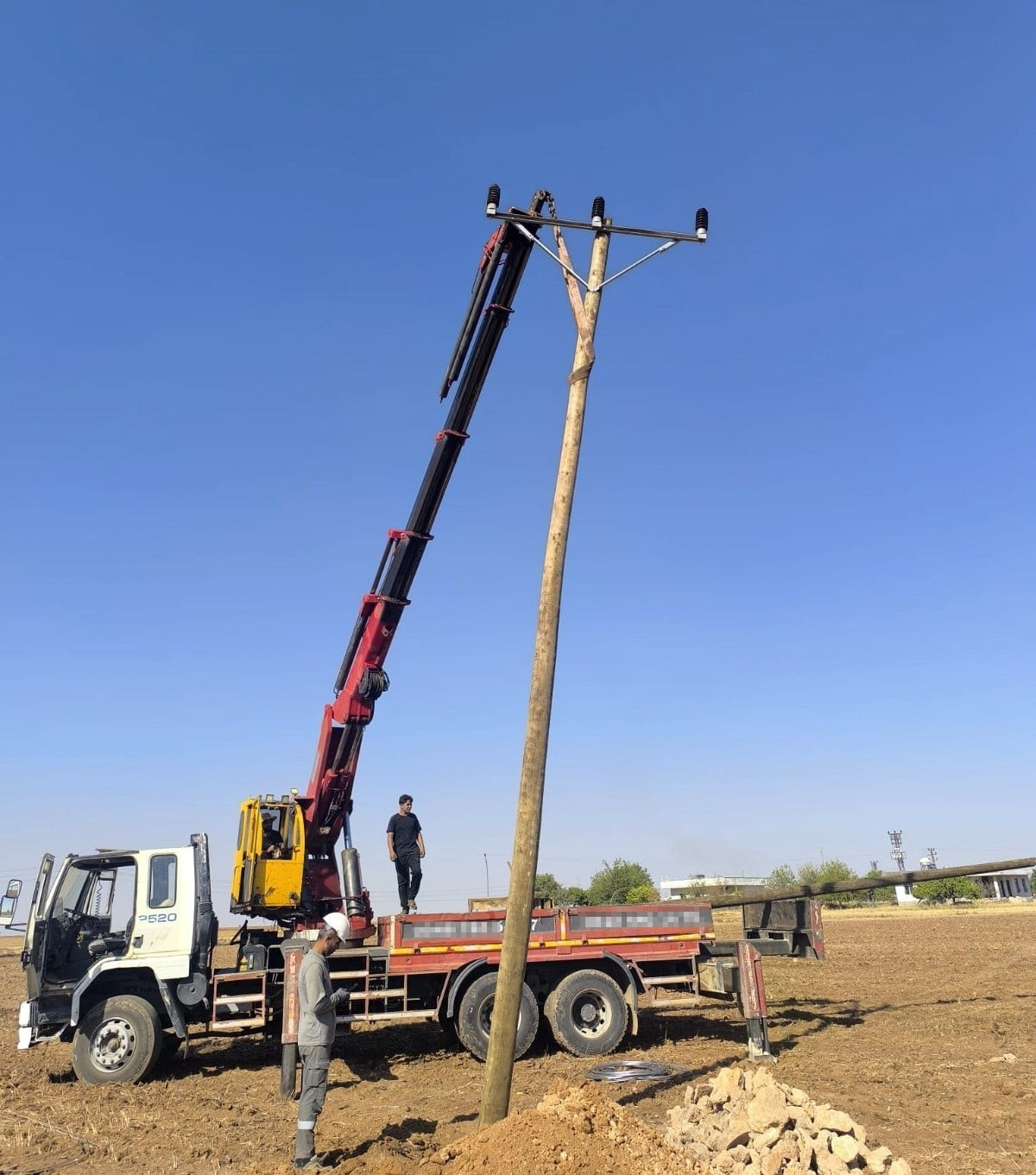 KENTİN 6 İLÇESİNDE ÇIKAN YANGINLARDA 71 ELEKTRİK DİREĞİ YANARAK KULLANILAMAZ HALE GELDİ