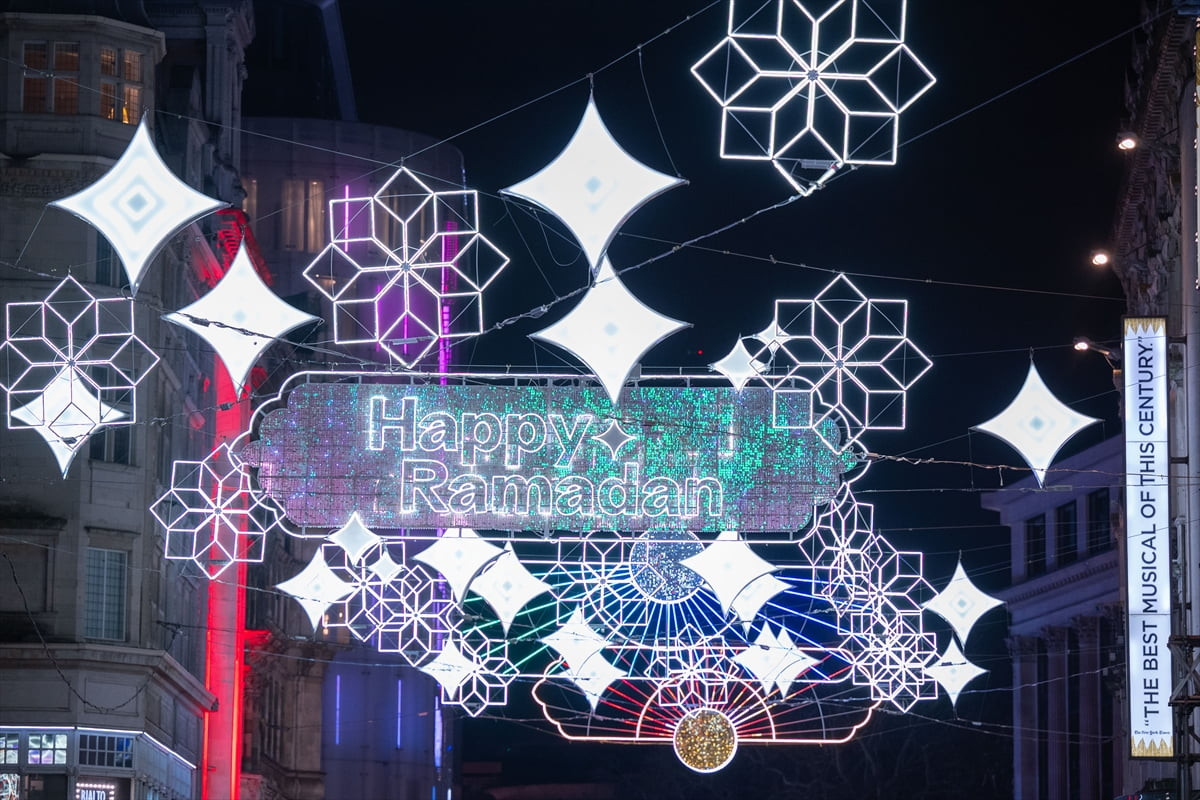 Kentin merkezi kabul edilen Piccadilly Circus Kavşağı'ndan Leicester Meydanı'na uzanan Coventry...