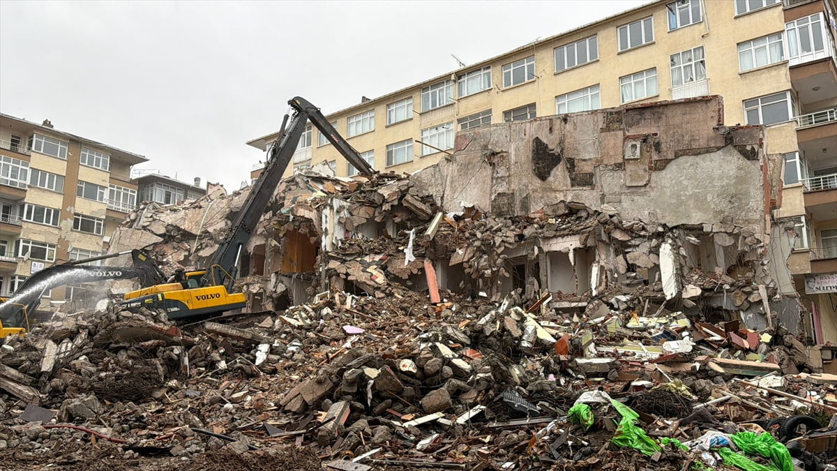 Kentsel dönüşüm kapsamında Küçükçekmece Cennet Mahallesi Hürriyet Caddesi üzerindeki 5 katlı...