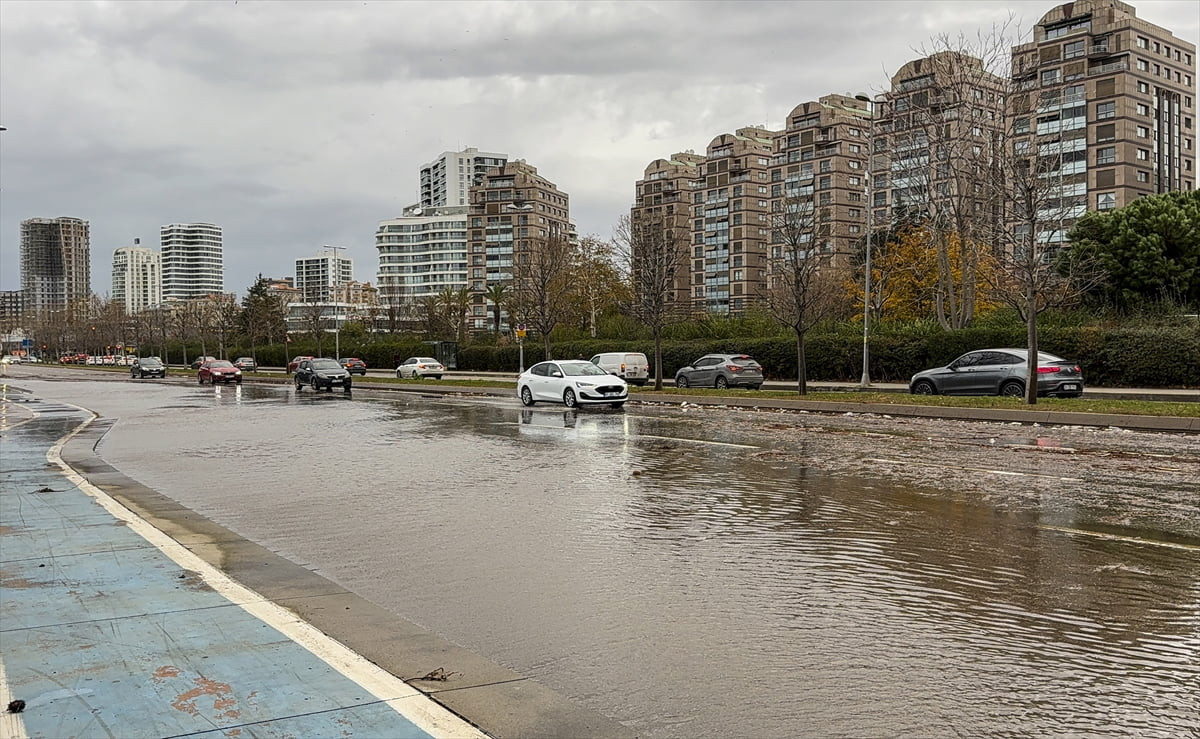 Kentte aralıklarla süren yağış ve kuvvetli fırtına hayatı olumsuz etkilemeye devam ediyor. Fırtına...