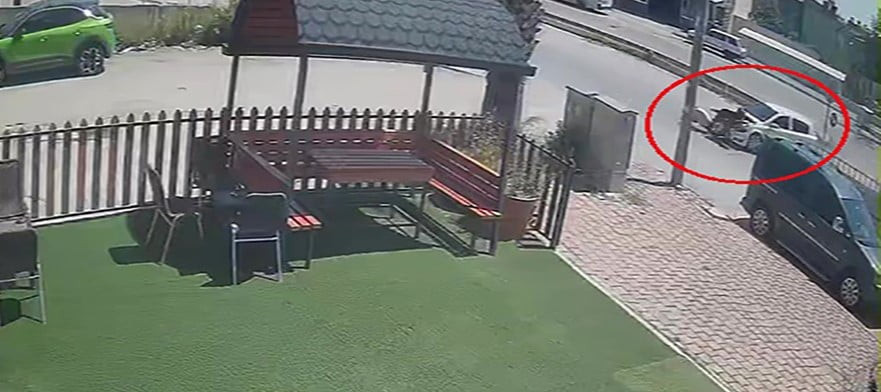 KEPEZ İLÇESİNDE MOTOSİKLET İLE OTOMOBİL ÇARPIŞTI. KAZA ANI BİR İŞYERİNİN GÜVENLİK KAMERASINA...