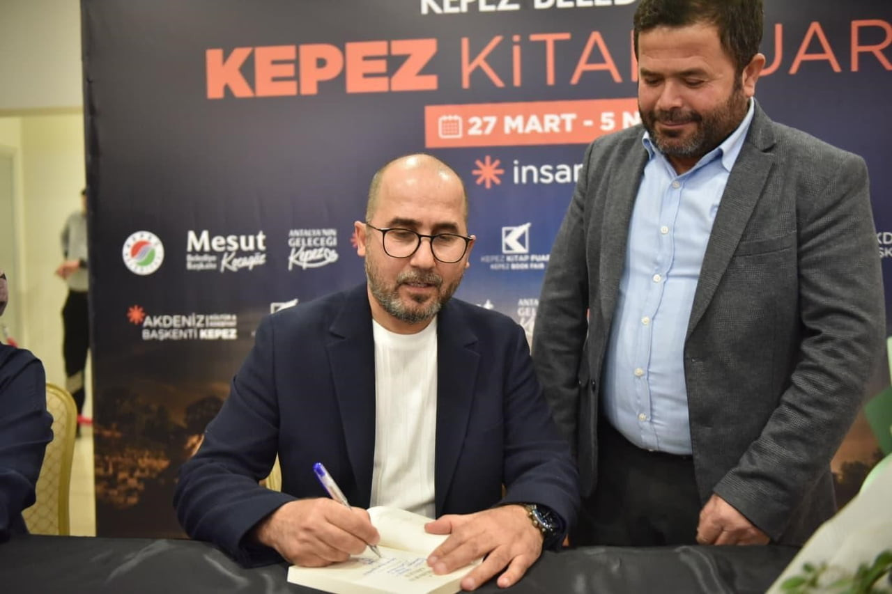 KEPEZ KİTAP FUARI’NA KATILAN YAZAR HACI YUSUF SAYIN, YENİ ROMANI ZENGİBAR’IN GÖLGESİNİ OKURLARIYLA...