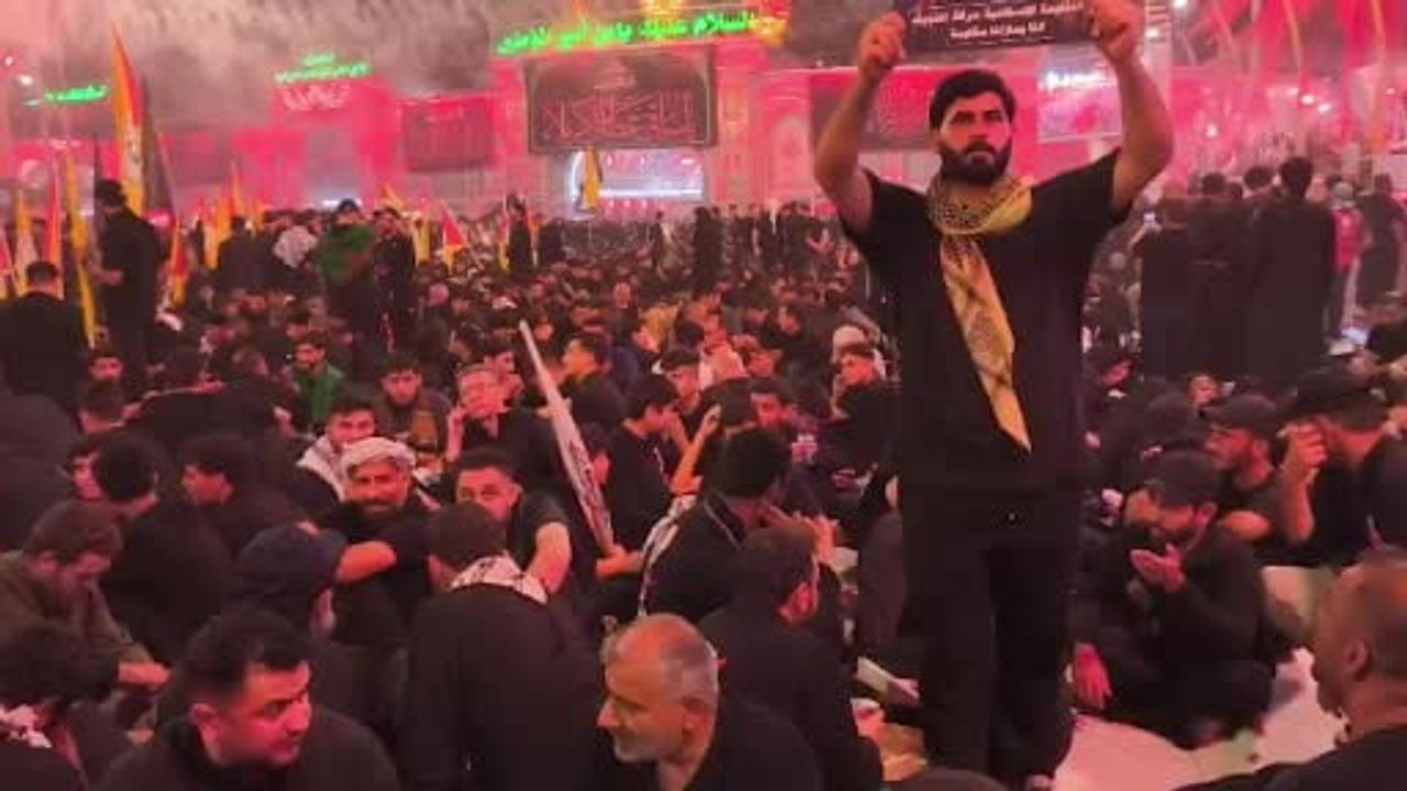 Kerbela’da İran’ın eski dini lideri Hamaney’in cenazesine yoğun katılım
