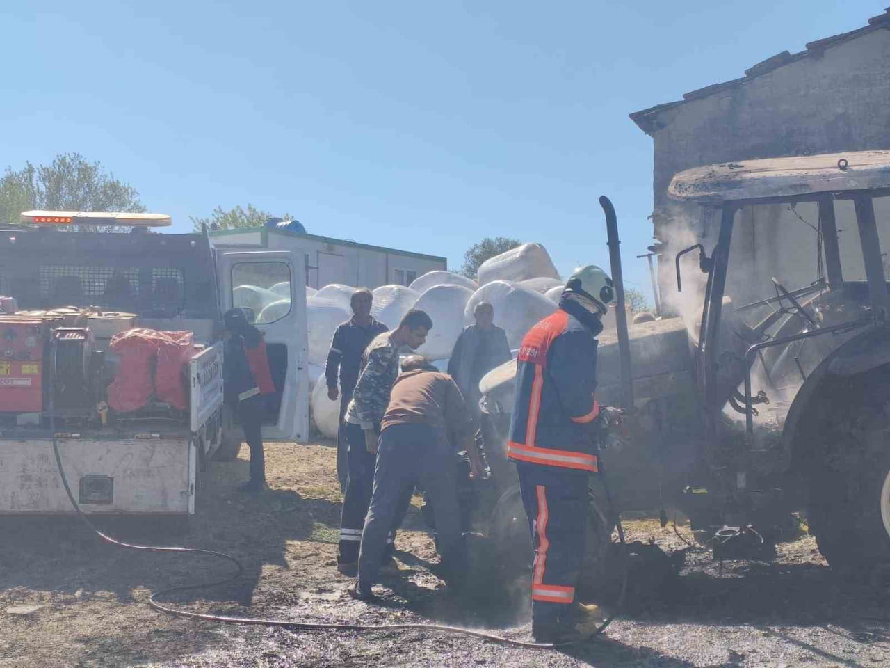 KEŞAN'DA YANGIN ÇIKAN TRAKTÖR KULLANILAMAZ HALE GELDİ