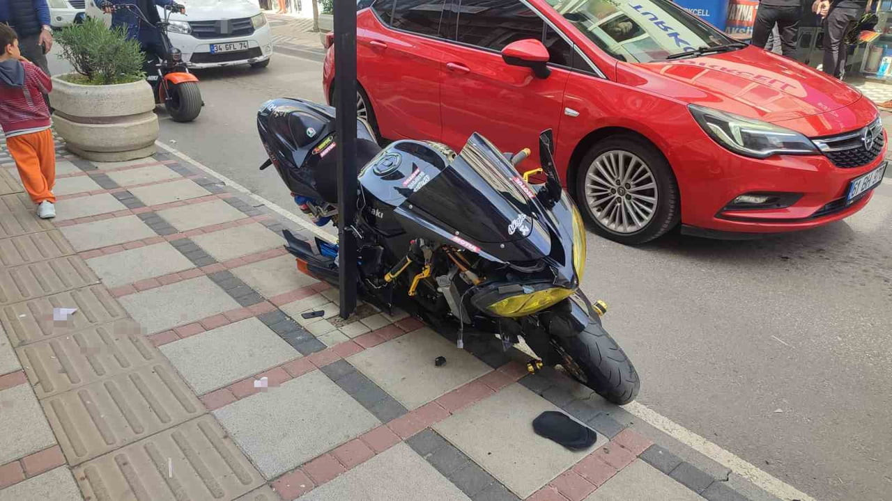 KEŞAN’DA ARAÇ KAPISI İLE KALDIRIM ARASINDA SIKIŞAN MOTOSİKLETİN SÜRÜCÜSÜ YARALANDI