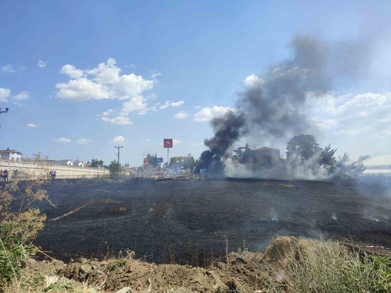 KEŞAN’DA BUĞDAY TARLASINDA ÇIKAN YANGIN AKARYAKIT İSTASYONUNA SIÇRAMADAN SÖNDÜRÜLDÜ