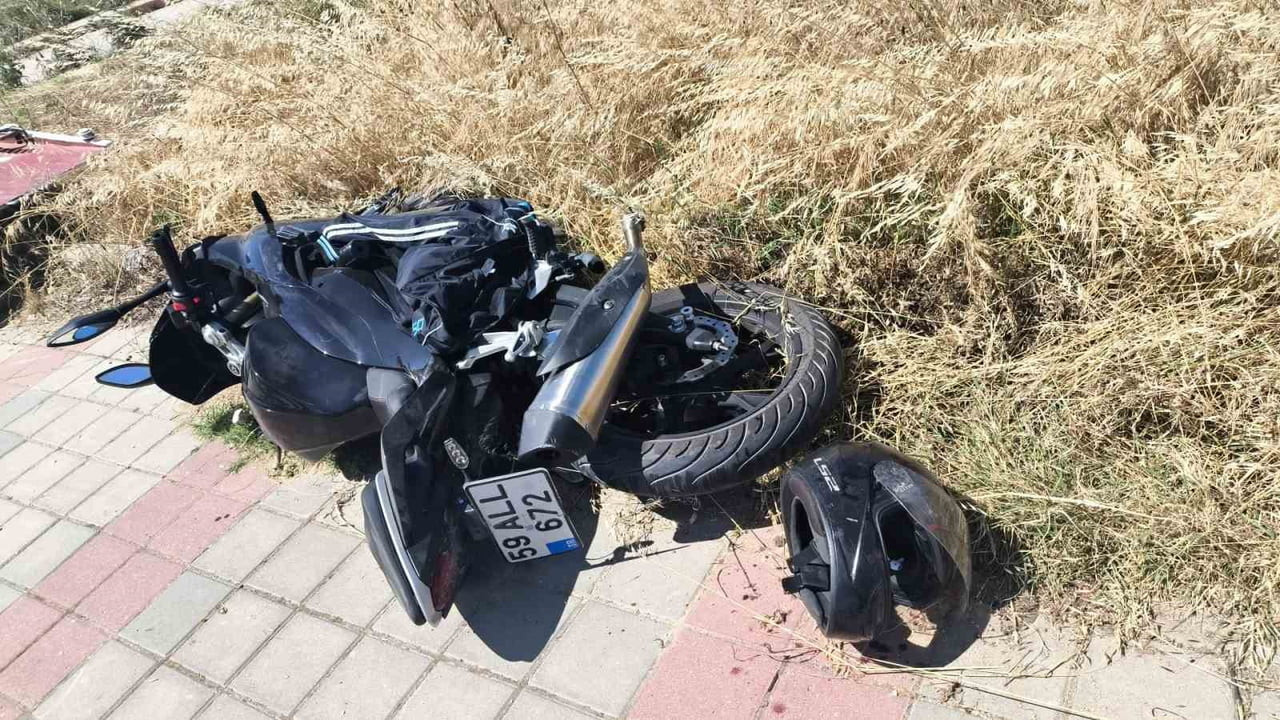 KEŞAN’DA OTOMOBİL İLE ÇARPIŞAN MOTOSİKLETİN SÜRÜCÜSÜ YARALANDI