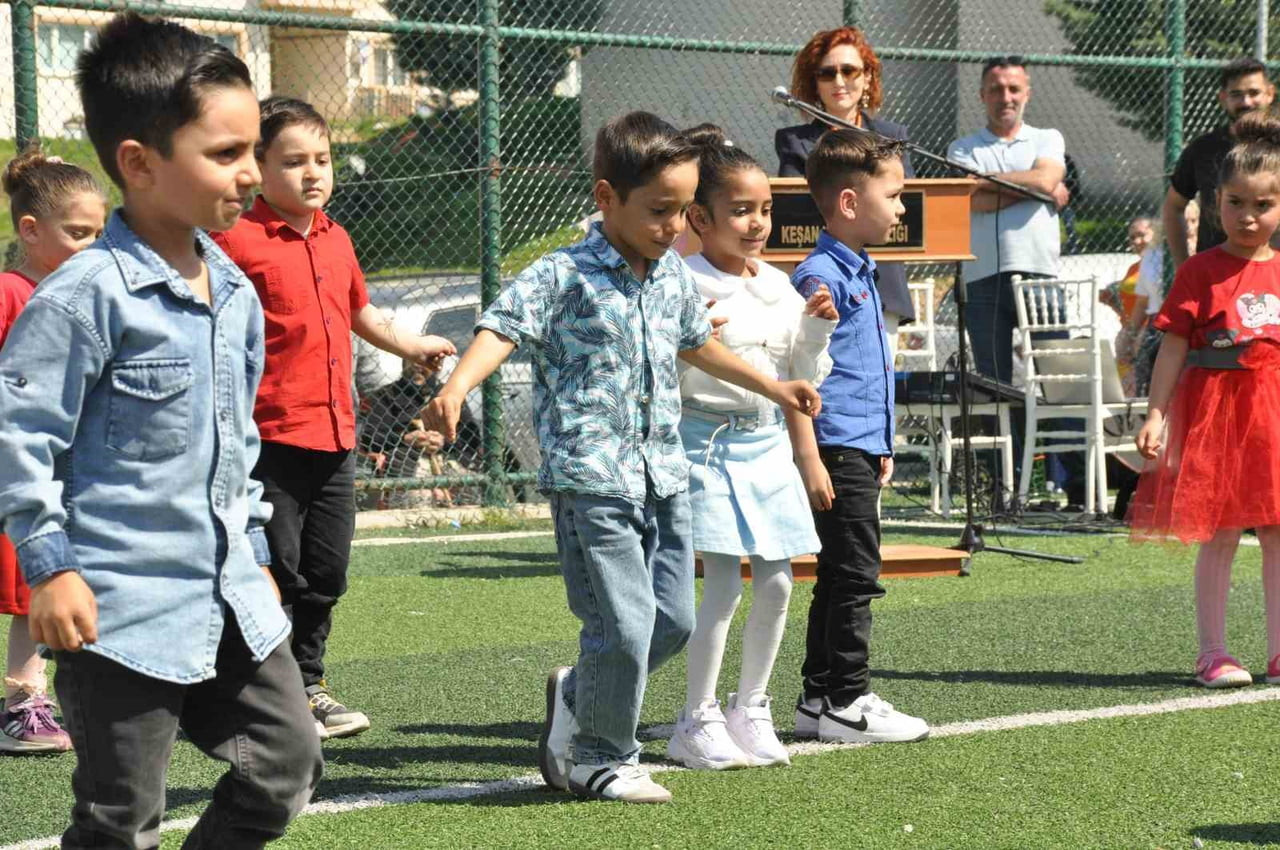 KEŞAN’DA ROMANLAR GÜNÜ KUTLAMALARI RENKLİ GÖRÜNTÜLERE SAHNE OLDU