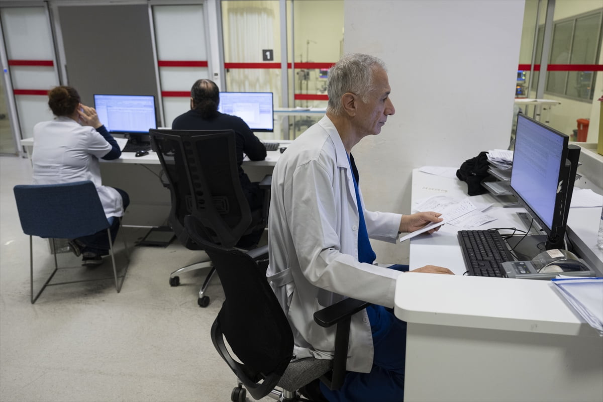 Kesintisiz hizmet sunan acil servislerde sağlık ekipleri, kalp krizinden travmaya, çocuk acil...