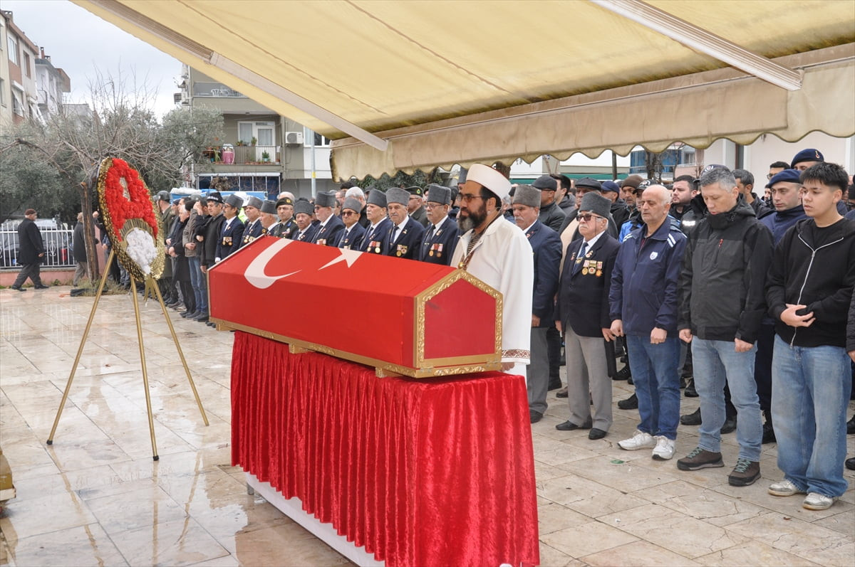 Kıbrıs gazisi Salih Akdağ'ın (73) cenazesi, İzmir'in Ödemiş ilçesinde düzenlenen törenle toprağa...