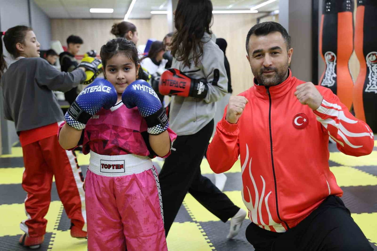 KİCK BOKS ANTRENÖRÜ SERCAN AKDENİZ, AKRAN ZORBALIĞINA MARUZ KALAN KIZINI KİCK BOKS İLE TANIŞTIRDI....