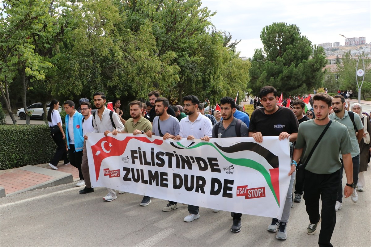 Kilis 7 Aralık Üniversitesi (KİYÜ) öğrencileri ve akademisyenleri, İsrail'in Gazze'ye yönelik...