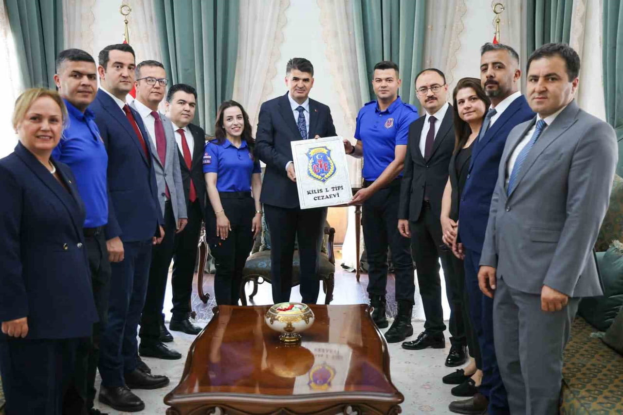 KİLİS CUMHURİYET BAŞSAVCISI EMRE KAYA VE KURUM PERSONELLERİ, KİLİS VALİSİ ÖMER KALAYLI'YI...