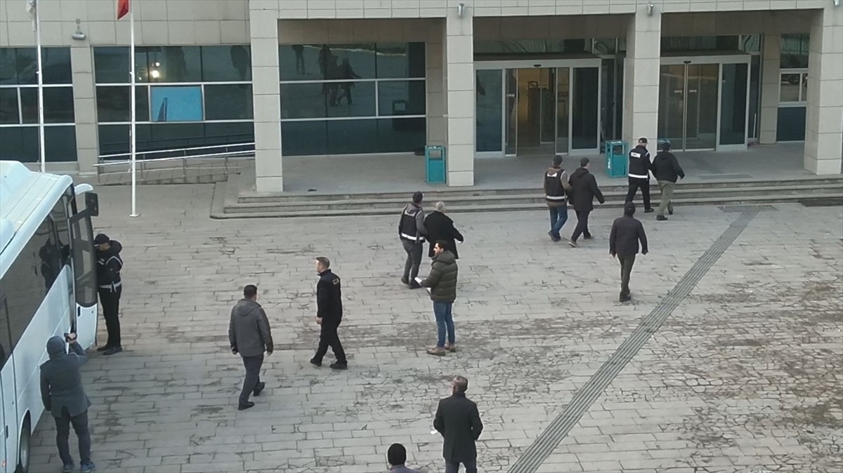 Kilis merkezli 3 ilde, Fetullahçı Terör Örgütü'nün (FETÖ) güncel yapılanmasına yönelik operasyonda...