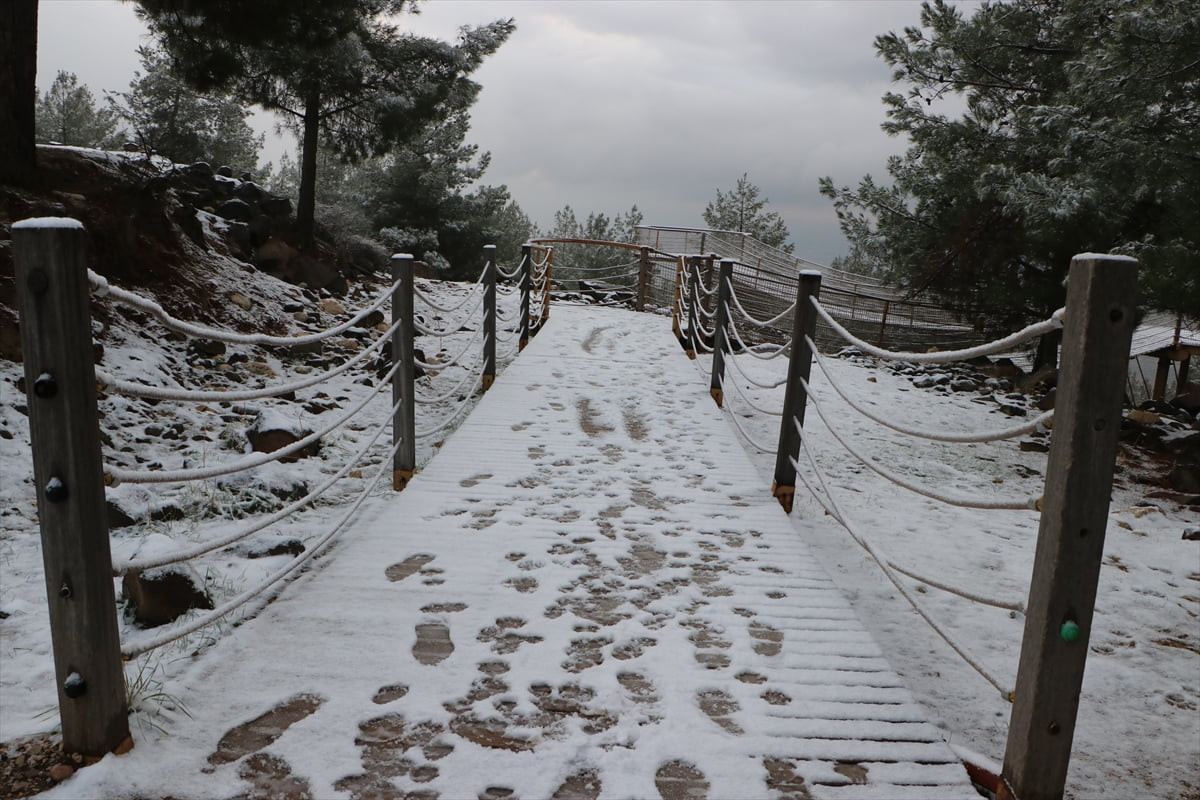 Kilis'in yüksek kesimlerinde kar yağışı etkili oldu.