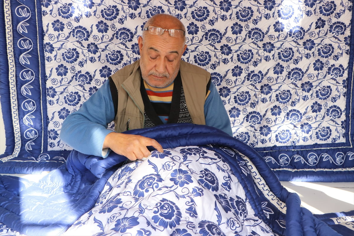 Kilis'te 62 yaşındaki yorgan ustası Mehmet Emin Alperen, yaklaşık 50 yıldır sürdürdüğü yorgancılık...
