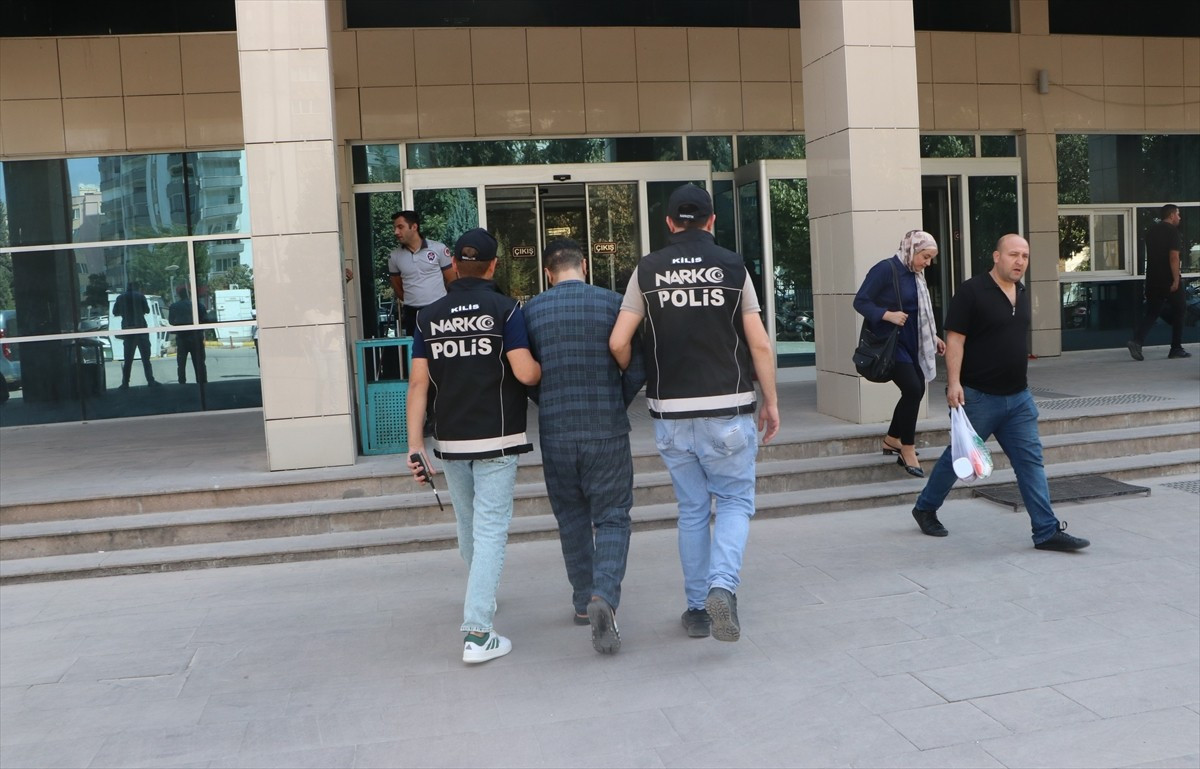 Kilis'te bir araçta 215 bin 312 sentetik hap ele geçirildi, otomobilin sürücüsü tutuklandı.