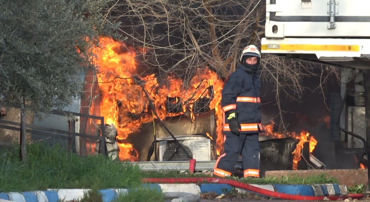 KİLİS'TE BİR SİVİL TOPLUM KURULUŞUNA AİT PREFABRİK YAPIDA ÇIKAN YANGIN KONTROL ALTINA...