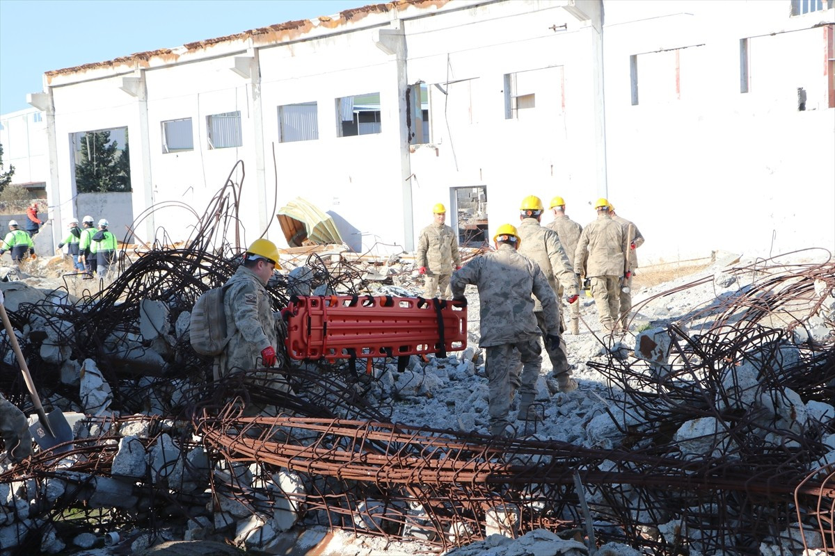 Kilis'te, deprem ve olası afetlerde koordinasyonu güçlendirmek amacıyla deprem tatbikatı...