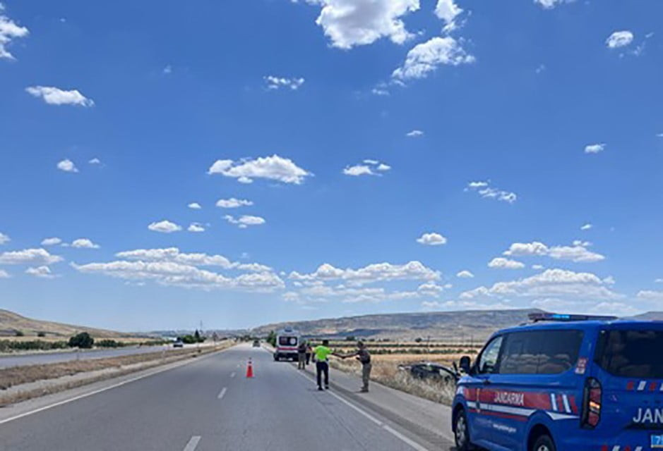 KİLİS'TE FECİ KAZA: OTOMOBİL ŞARAMPOLE DEVRİLDİ, 2 YARALI