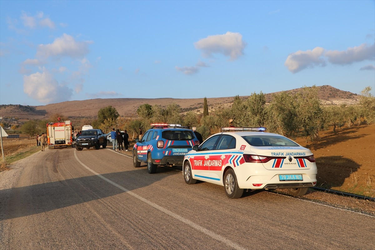 Kilis'te hafif ticari araç ile otomobilin çarpışması sonucu 1'i ağır 3 kişi yaralandı.