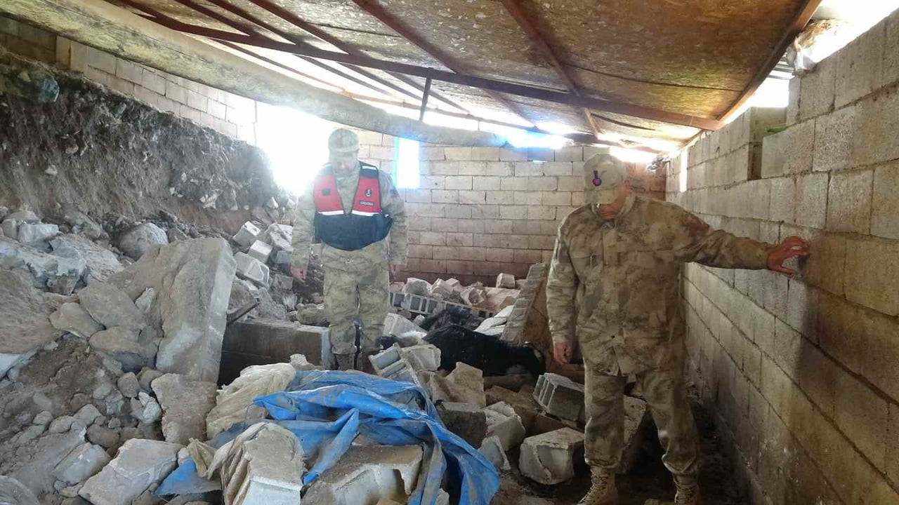 KİLİS'TE HEYELAN NEDENİYLE DUVARI ÇÖKEN AHIRDAKİ 40 KÜÇÜKBAŞ HAYVAN TELEF OLDU.