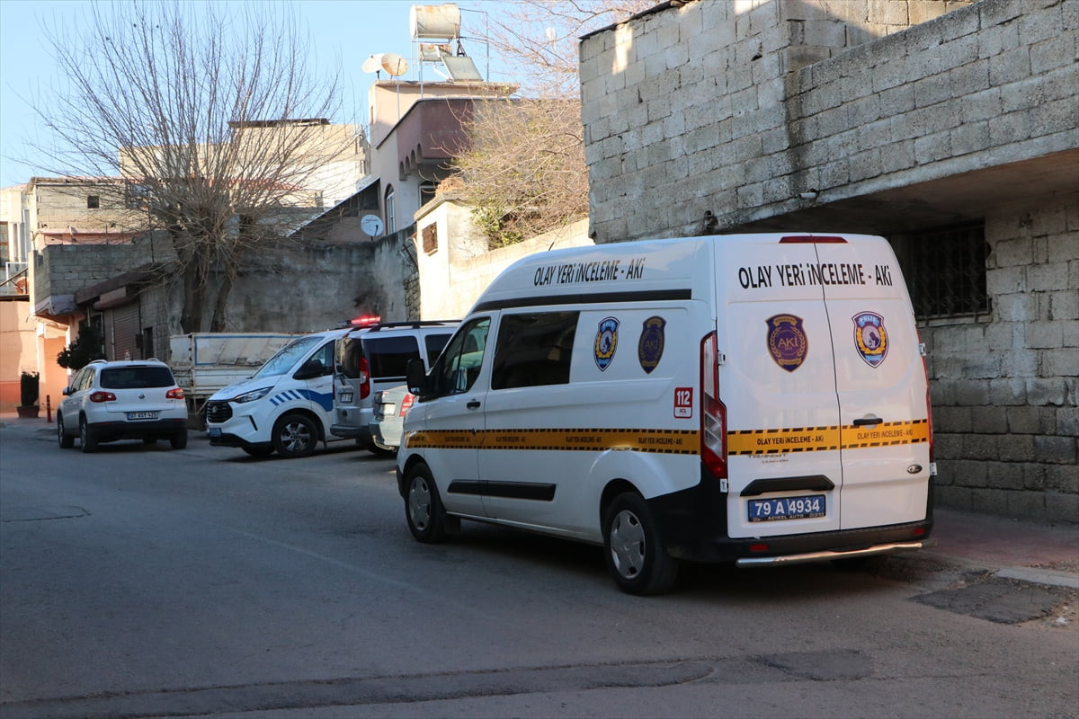 Kilis'te karbonmonoksit gazından zehirlenen kişi hayatını kaybetti. Ekipler olay yerinde çalışma...