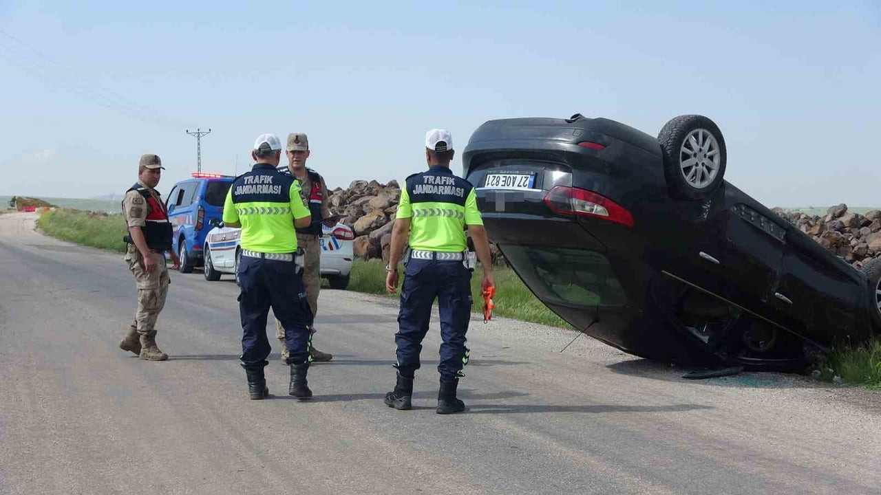 KİLİS'TE KONTROLDEN ÇIKAN OTOMOBİLİN YOL KENARINDA TAKLALAR ATMASI SONUCU 5 KİŞİ YARALANDI.