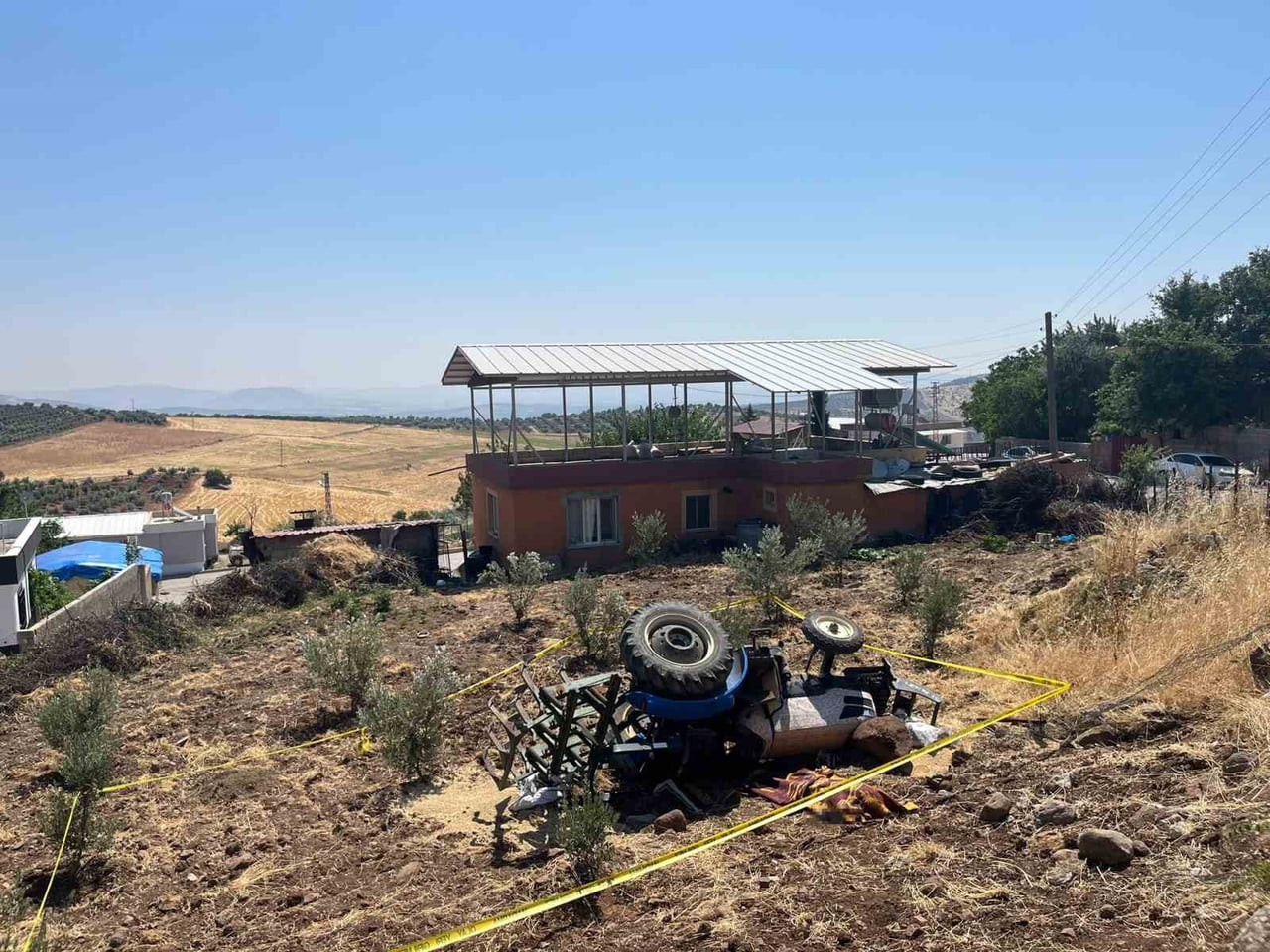 KİLİS'TE KONTROLDEN ÇIKARAK DEVRİLEN TRAKTÖRÜN ALTINDA KALAN 71 YAŞINDAKİ SÜRÜCÜ HAYATINI...