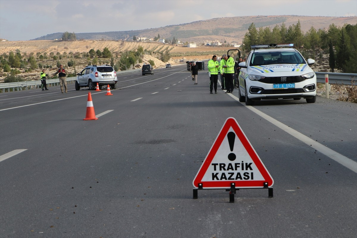 Kilis'te minibüs ile otomobilin çarpışması sonucu 3 kişi yaralandı.