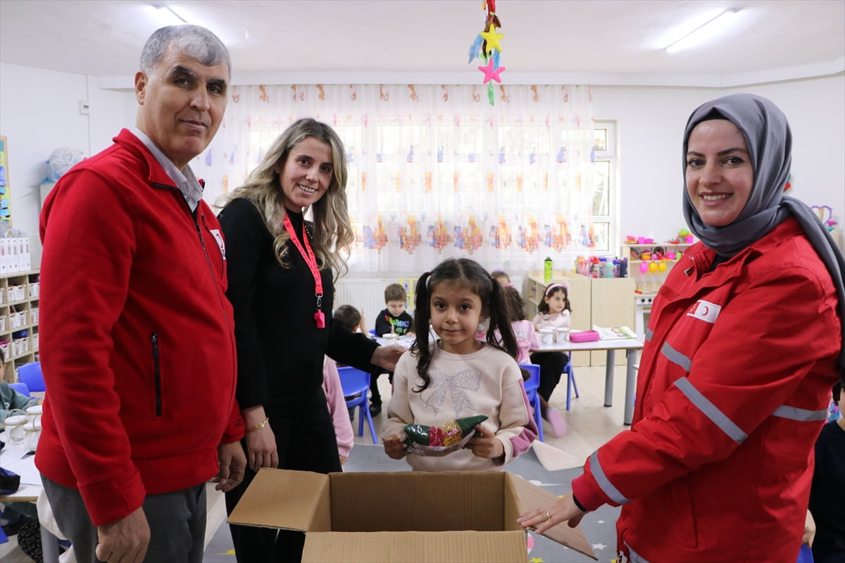 Kilis'te öğrenciler ve velileri, ramazan dolayısıyla ihtiyaç sahipleri için yardım kolisi...