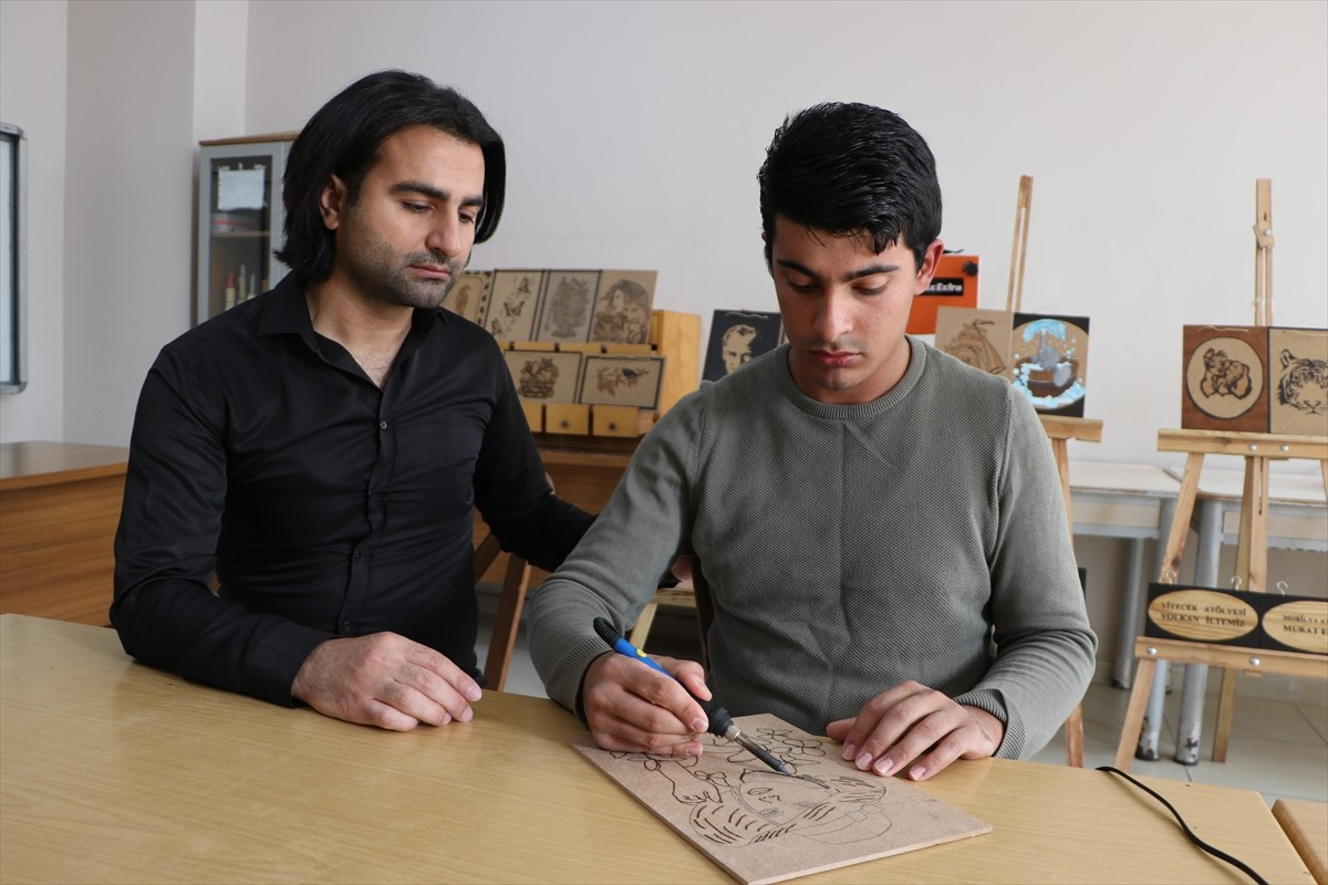 Kilis'te özel eğitim meslek okulunda resim yeteneği keşfedilen 19 yaşındaki otizmli Erdem...