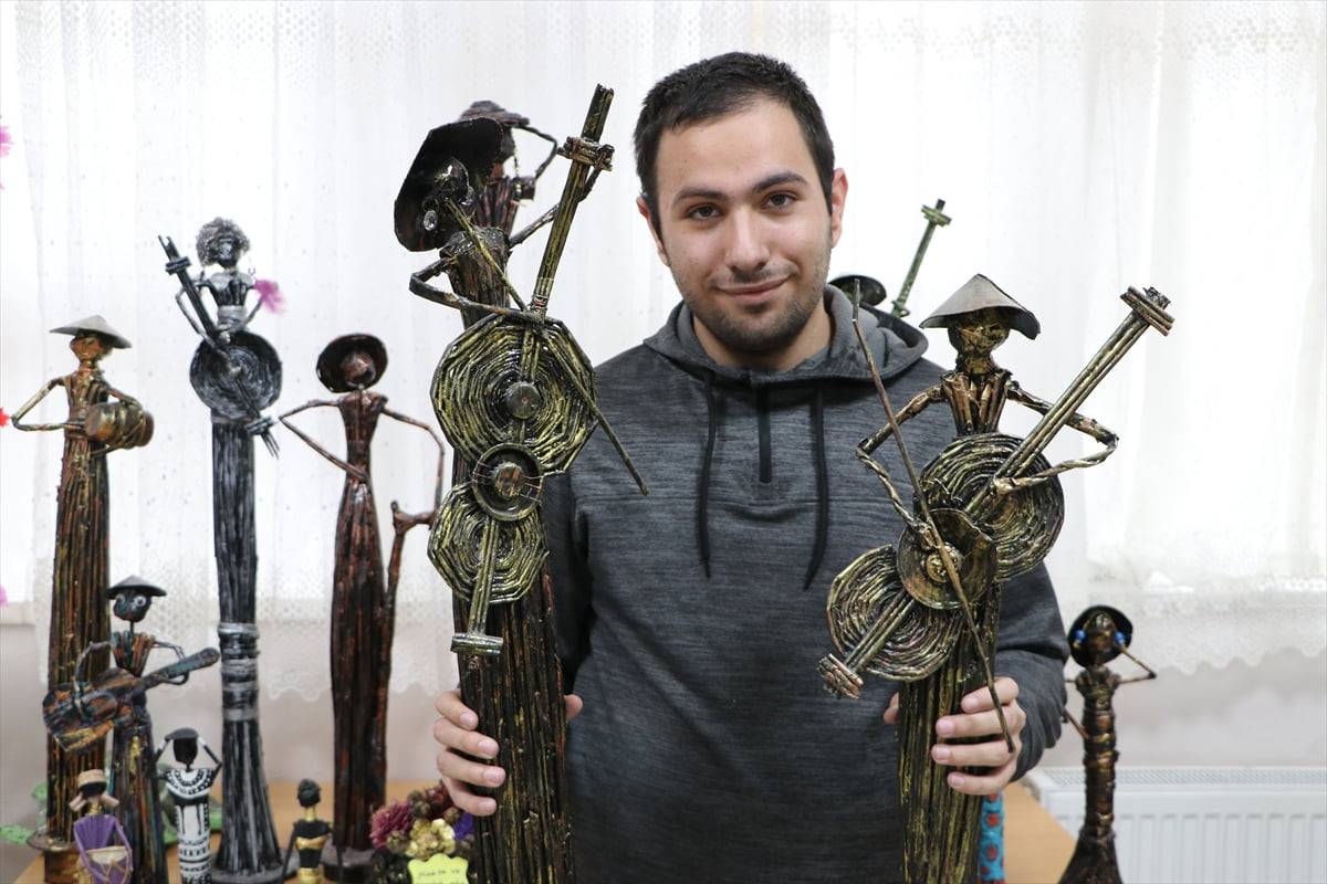 Kilis'te özel gereksinimli bireyler, atık malzemeleri sanata dönüştürerek hem üretiyor hem de...