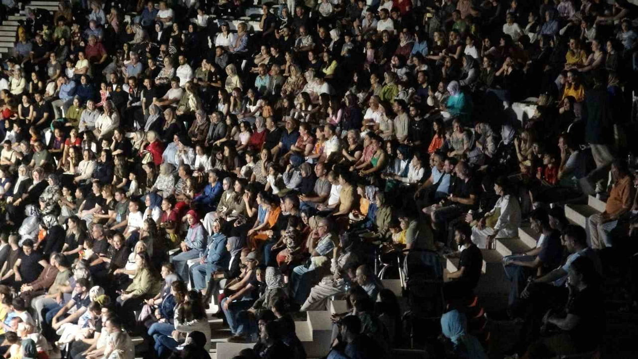 KİLİS'TE "SINIRDAN SESLER KOROSU" KONSERİNE YOĞUN İLGİ